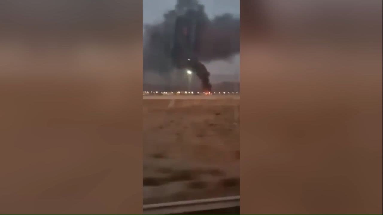 Esta captura de pantalla de un video geolocalizado por CNN muestra humo elevándose desde la dirección de la instalación nuclear de Natanz en el centro de Irán, a unos 260 kilómetros al sur de Teherán.