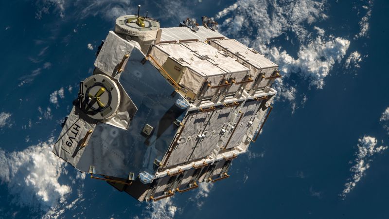 Мнение: Проблемът с космическия боклук – и как да го решим