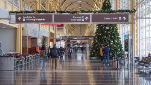 A photo of a Christmas tree in Regan National Airport (DCA) near Washington DC