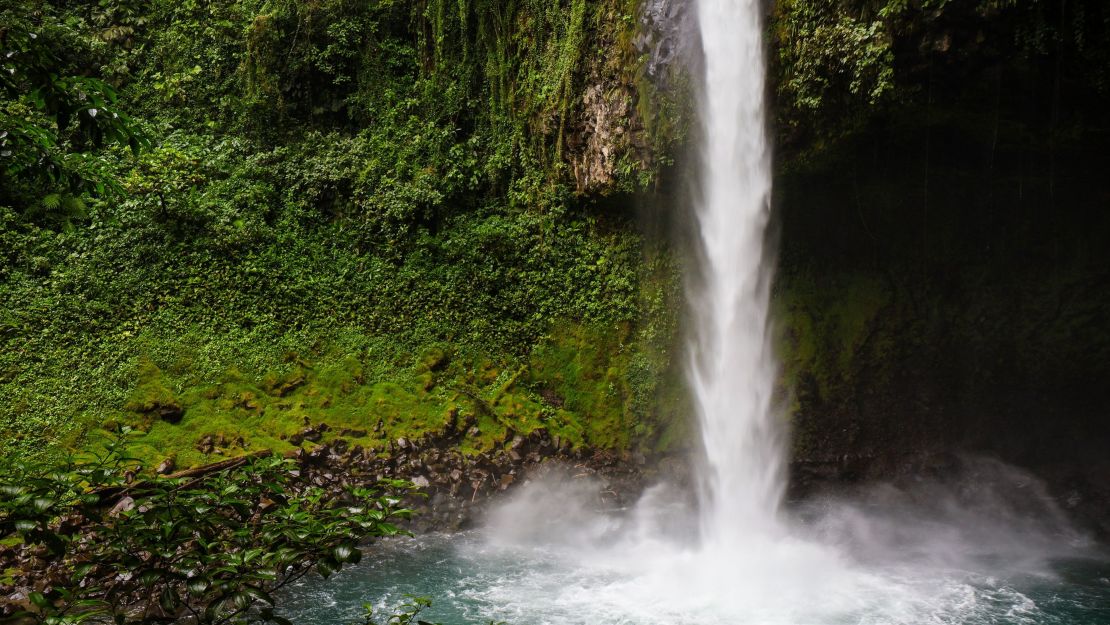 A photo of the La Catarata de la Fortuna in Costa Rica