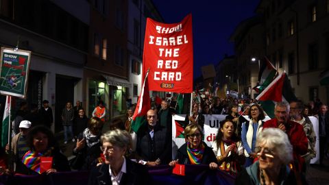 Manifestantes marchan contra la selección israelí de fútbol durante una manifestación propalestinos antes del partido Italia-Israel en Udine, Italia, el martes.
