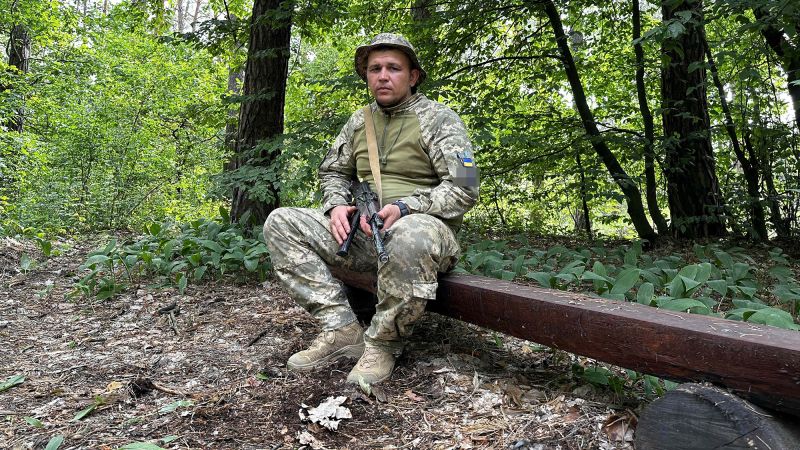 Командирът на батальона Дмитро Кухарчук говори тихо, но твърдо. Държейки