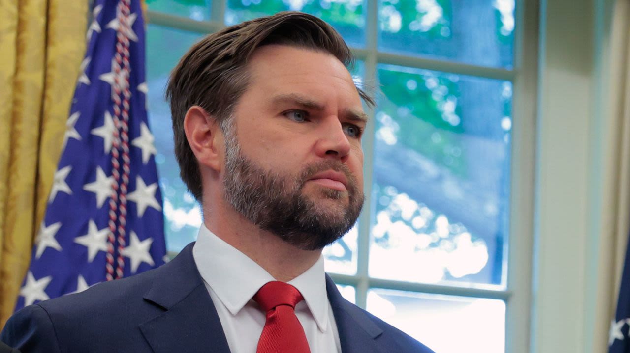 El vicepresidente J.D. Vance es visto en la Oficina Oval de la Casa Blanca el jueves.
