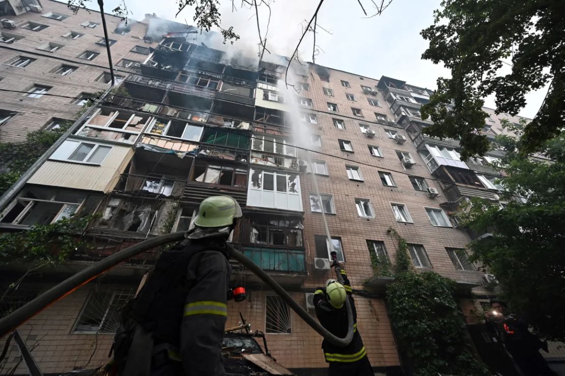 Los bomberos extinguen un incendio en un edificio residencial de varios pisos después de los ataques rusos en Járkiv, Ucrania, el 7 de junio de 2025.