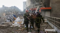Rescatistas ayudan a una residente herida tras el ataque con drones de Rusia en Járvkiv, el 7 de junio de 2025.