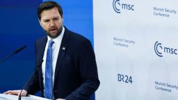 El vicepresidente J. D. Vance pronuncia un discurso en la Conferencia de Seguridad de Múnich, Alemania, el 14 de febrero de 2025.