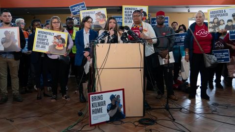 Jennifer Vásquez Sura, esposa de Kilmar Abrego García, quien fue deportado por error a El Salvador, habla durante una conferencia de prensa en Hyattsville, Maryland, el 4 de abril de 2025.
