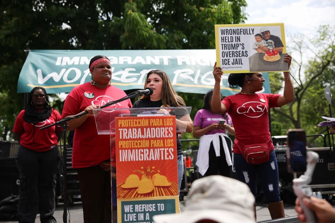 Jennifer Vásquez Sura, esposa de Kilmar Ábrego García, habla en una manifestación el 1 de mayo exigiendo la liberación de su esposo cerca de la Casa Blanca.