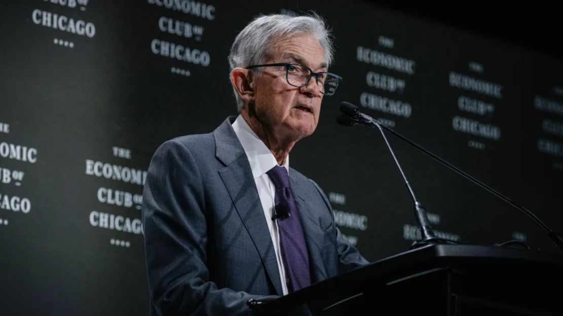El presidente de la Reserva Federal, Jerome Powell, lanzó una dura advertencia sobre la economía estadounidense durante un evento del Club Económico de Chicago el 16 de abril.