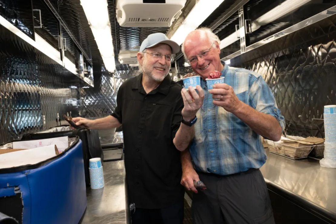Jerry Greenfield, a la izquierda, y Ben Cohen, cofundadores de Ben & Jerry’s, el 16 de septiembre de 2024, en Filadelfia.