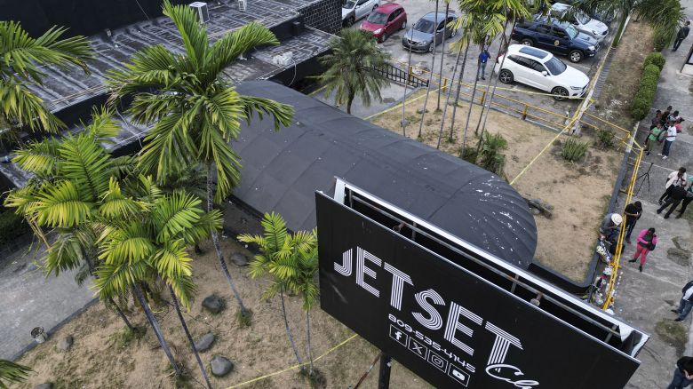 Esta vista aérea muestra la zona limpiada tras el derrumbe del techo de la discoteca Jet Set en Santo Domingo el 11 de abril de 2025.