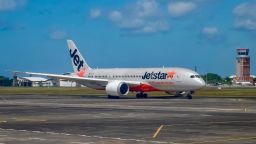 Un avión de pasajeros de Jetstar se prepara para despegar en el Aeropuerto Internacional I Gusti Ngurah Rai en Denpasar, en la isla turística de Bali, Indonesia, el 13 de mayo de 2023.