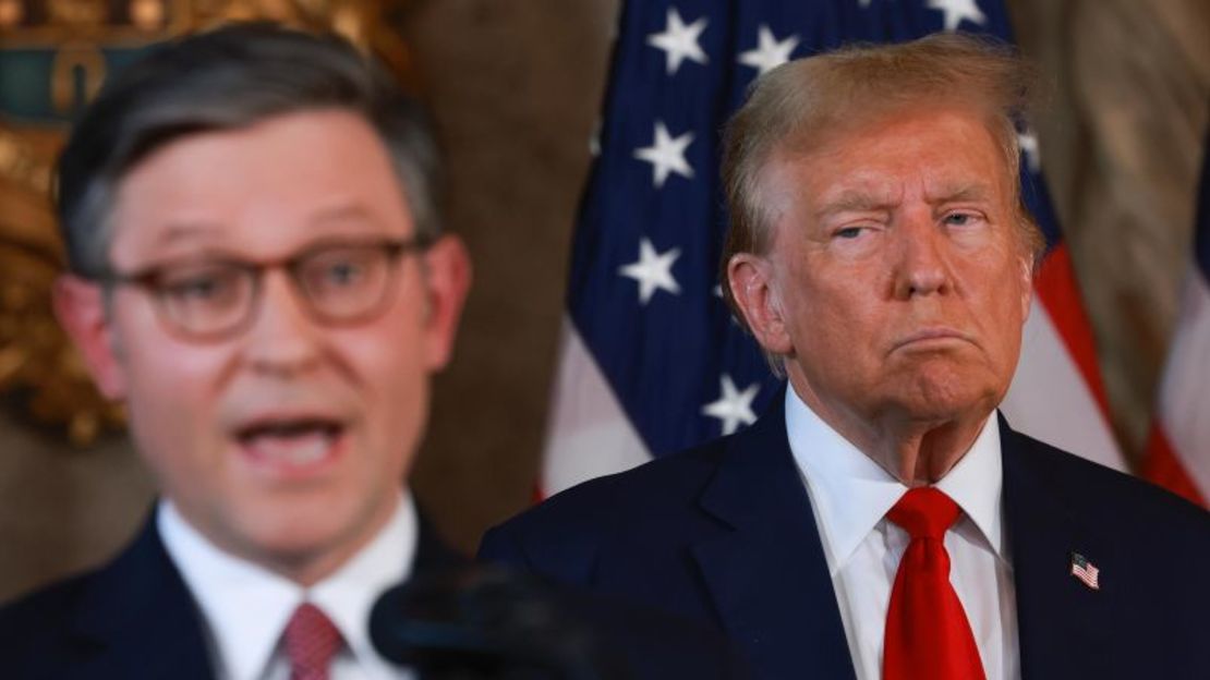 En esta foto del 12 de abril, Donald Trump escucha mientras el presidente de la Cámara de Representantes, Mike Johnson, habla durante una conferencia de prensa en Mar-a-Lago en Palm Beach, Florida.