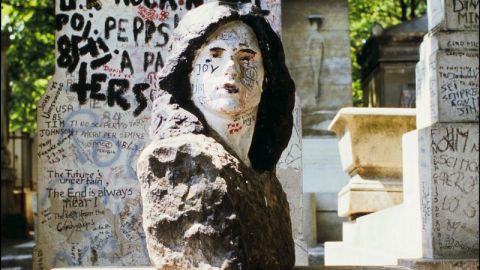 La tumba del cantante y compositor estadounidense Jim Morrison en París, Francia, en junio de 1985