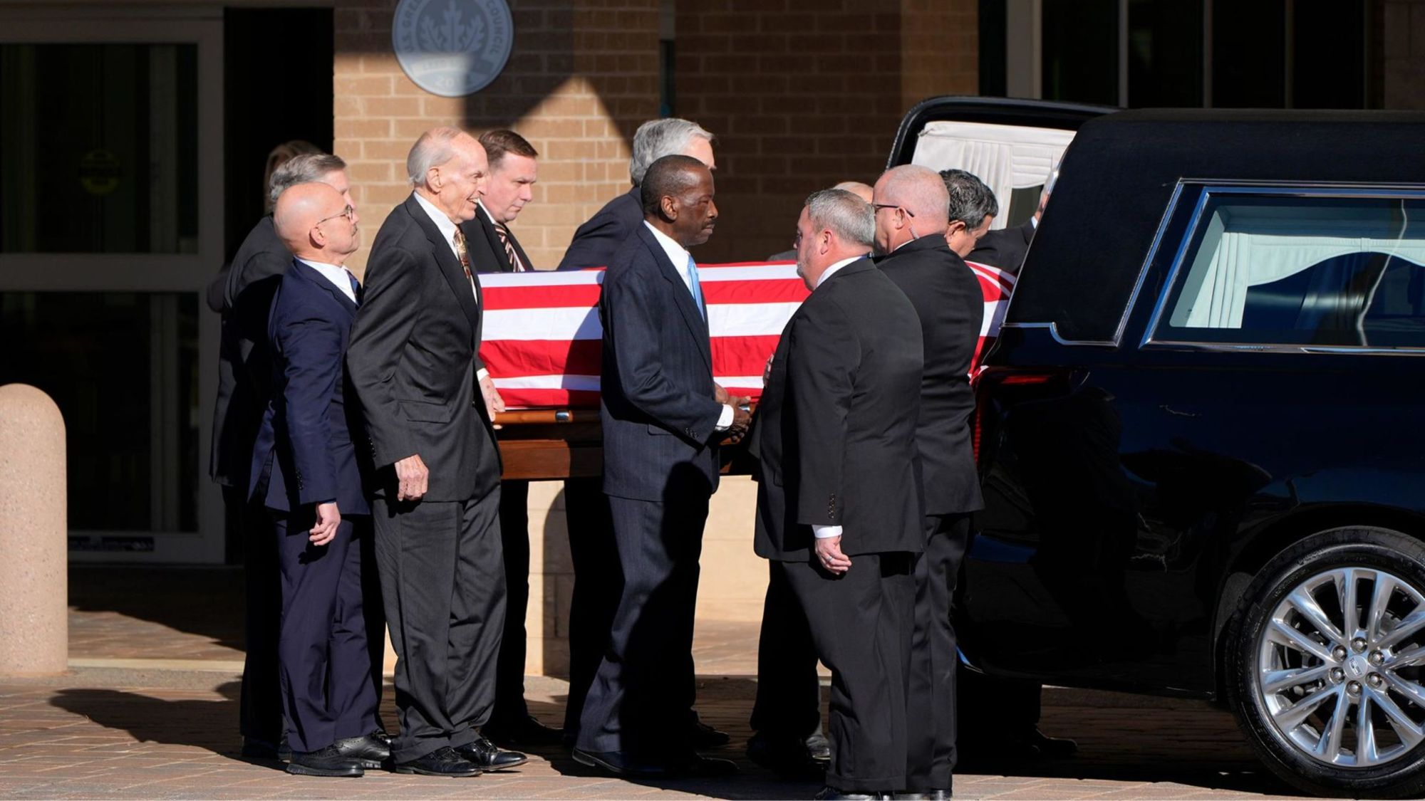 Agentes del Servicio Secreto de EE.UU. trasladan el ataúd del expresidente Jimmy Carter cubierto con la bandera desde el Centro Médico Phoebe Sumter en Americus, Georgia, este sábado. Las procesiones fúnebres planificadas de Carter comenzaron este sábado.