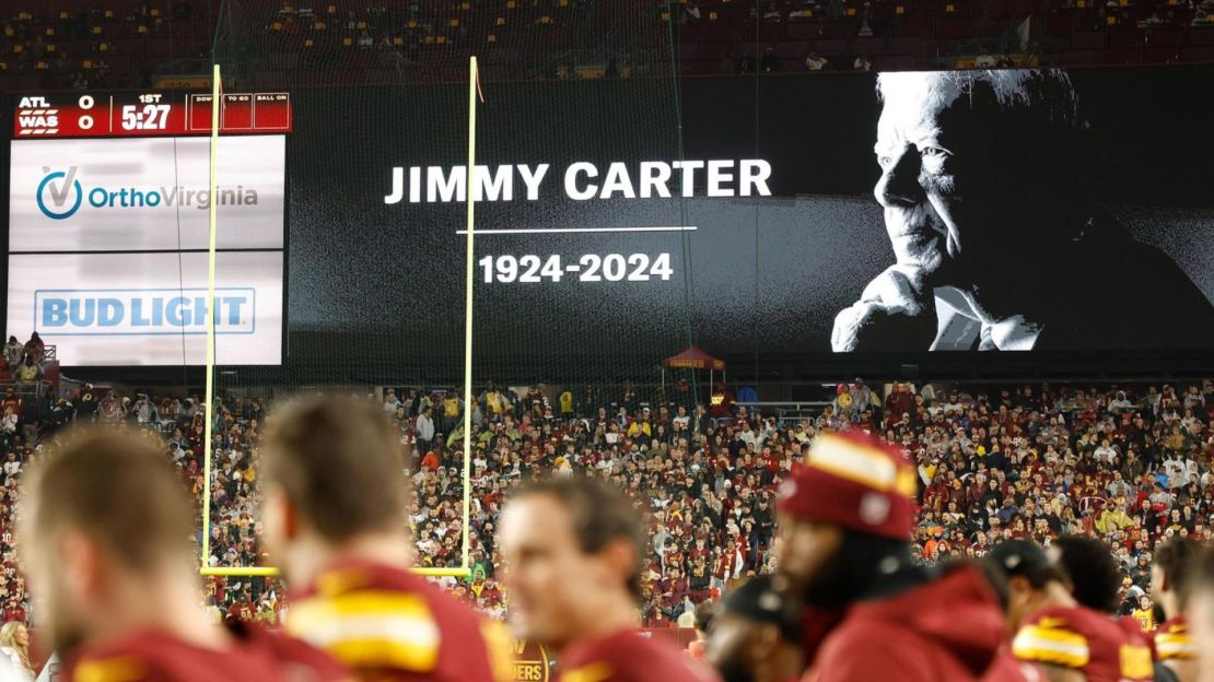 Se guarda un momento de silencio por Carter antes de un partido de fútbol americano de los Commanders de Washington el domingo 29 de diciembre.