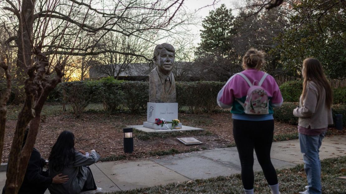 Dolientes visitan un busto de Carter en el Carter Center en Atlanta después de que se anunciara su muerte el 29 de diciembre.