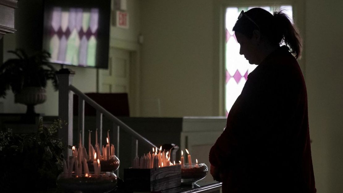 Una mujer rinde homenaje a Carter durante una vigilia a la luz de las velas en la Iglesia Bautista Maranatha, en Plains, Georgia, este sábado.