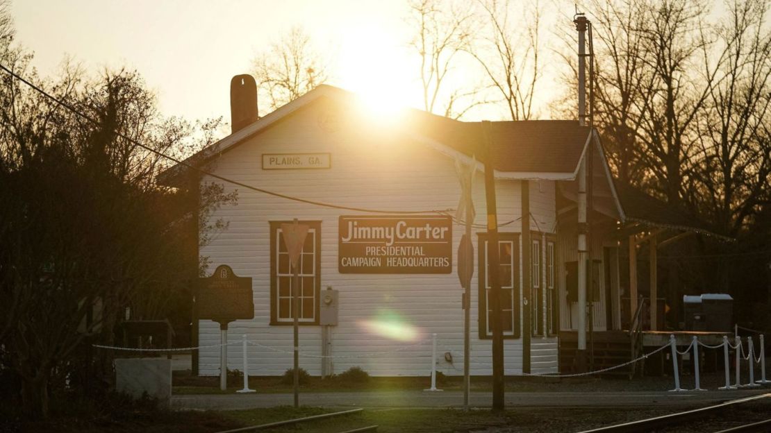 El sol se pone sobre el depósito de trenes que sirvió como sede de la campaña presidencial de Carter en 1976 en Plains, Georgia, el 3 de enero.