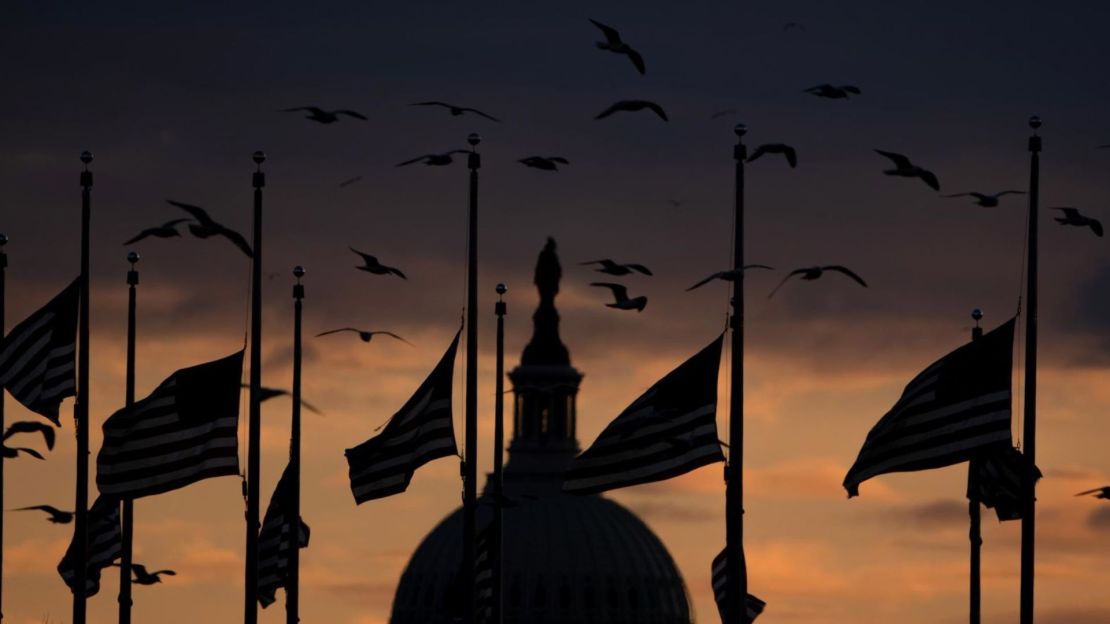 Las banderas se bajan a media asta cerca del Capitolio de EE.UU. tras la muerte de Carter en la ciudad de Washington el lunes. Las banderas permanecerán a media asta durante 30 días después de la muerte de Carter.