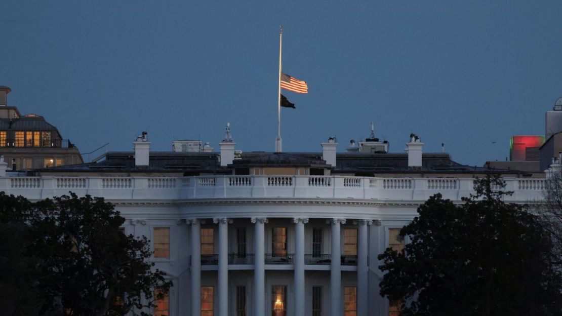 La bandera sobre la Casa Blanca ondea a media asta el 30 de diciembre.