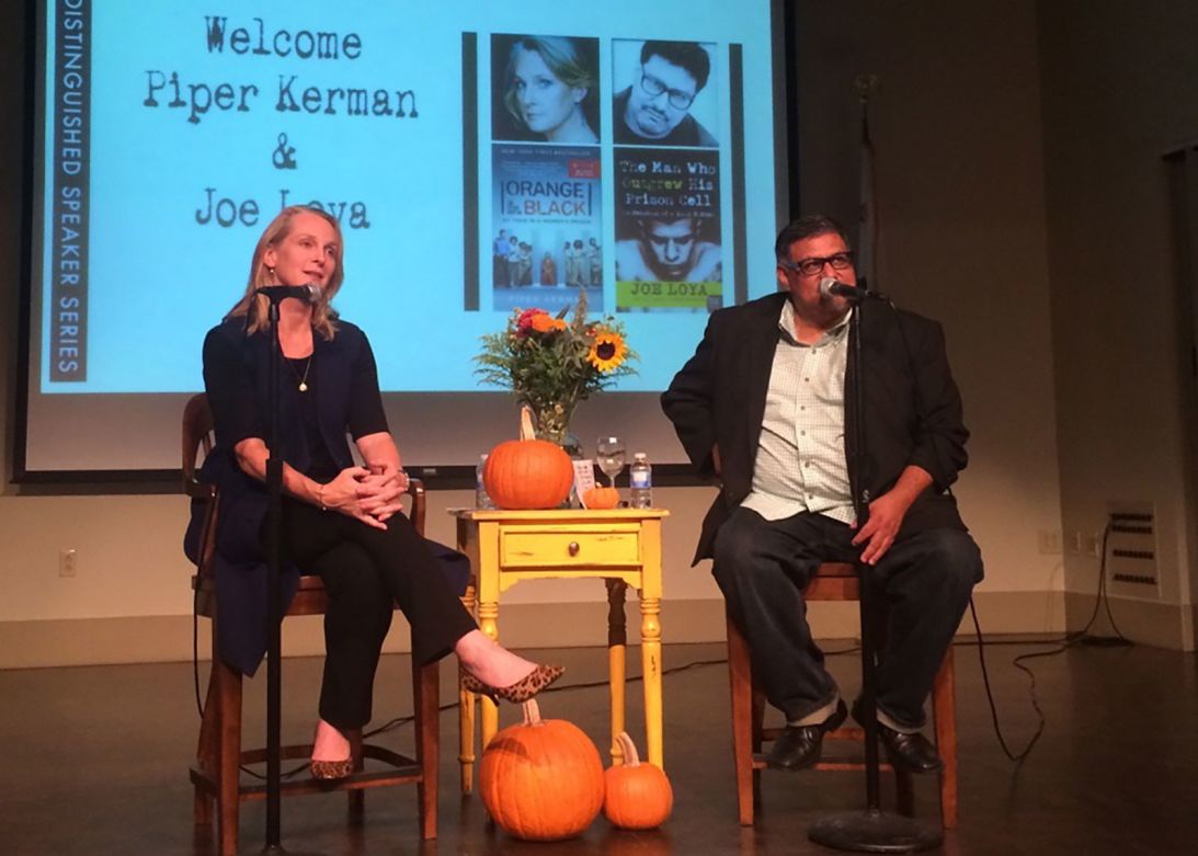 Joe Loya et Piper Kerman, auteur de « Orange is the New Black », organisent des ateliers d'écriture pour aider les délinquants à guérir grâce à la narration.