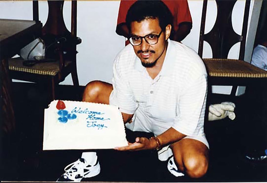 Joe Loya avec le gâteau qui l'a accueilli à sa sortie de prison en juillet 1996.