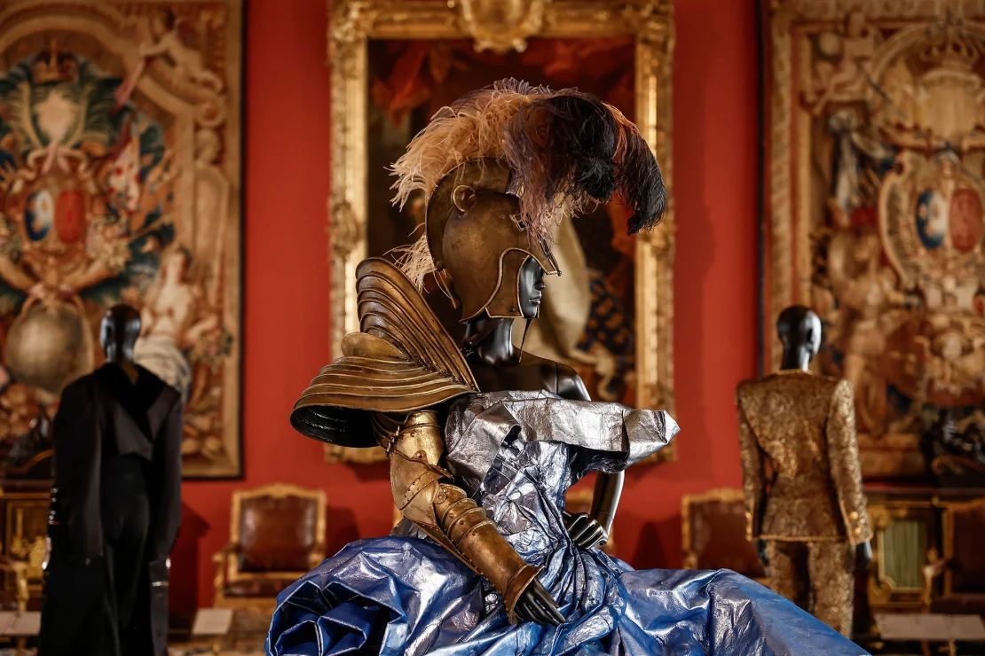 Se expone una creación de la colección de Alta Costura Otoño-Invierno 2006-2007 de John Galliano para Christian Dior.