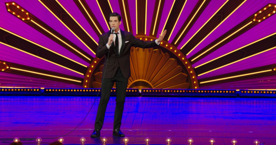 John Mulaney sedang syuting acara stand-up comedy Netflix keduanya, 