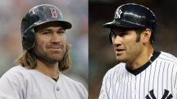 Johnny Damon cuando jugaba para los Red Sox, con barba y pelo largo, en 2005, y luego en 2009 jugando para los Yankees, afeitado y con el pelo corto.