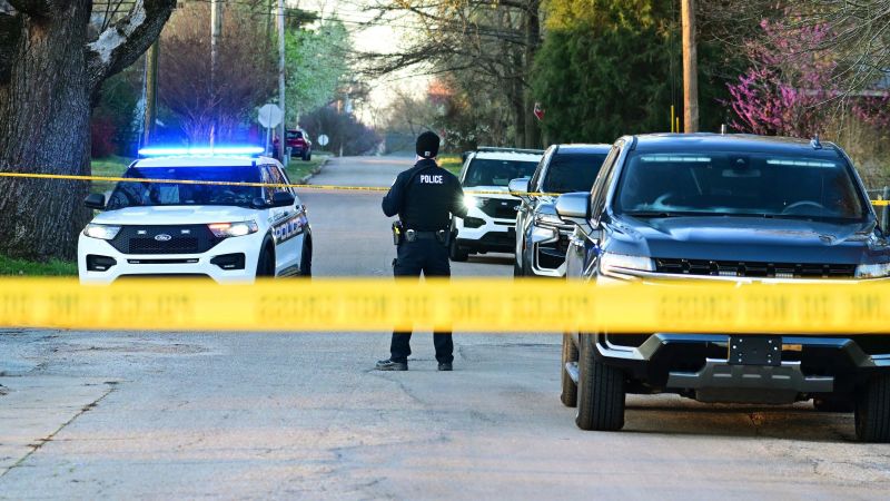 Двама убити, 4 ранени при масова стрелба в Арканзас