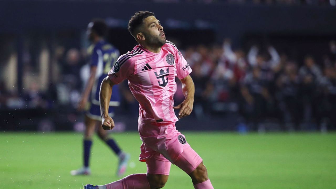 Jordi Alba del Inter Miami CF celebra tras anotar el primer gol del equipo durante el partido de vuelta de las semifinales de la Copa de Campeones de la CONCACAF.