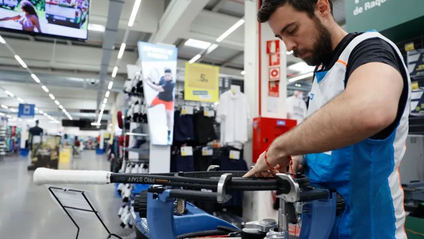 En la imagen, un operario trabaja un taller de raquetas de una tienda de material deportivo en Toledo.