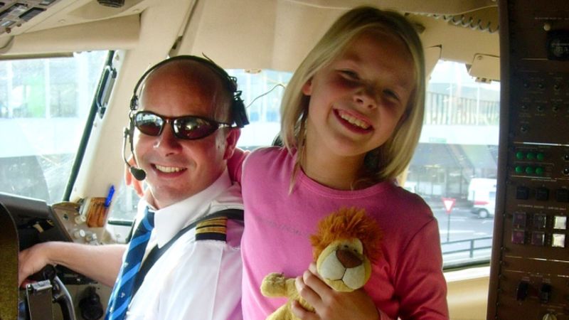 Като дете тя позира с баща си пилот в пилотската кабина. Години по-късно те пресъздадоха снимката с обрат