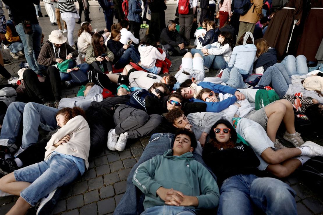La gente se reúne antes de la misa funeral del papa Francisco en la plaza de San Pedro el sábado 26 de abril de 2025.