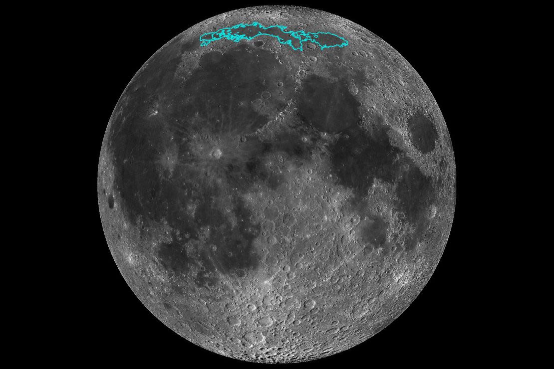 La región lunar llamada Mare Frigoris está delineada en verde azulado en este mosaico compuesto por muchas imágenes tomadas por el Lunar Reconnaissance Orbiter de la NASA.