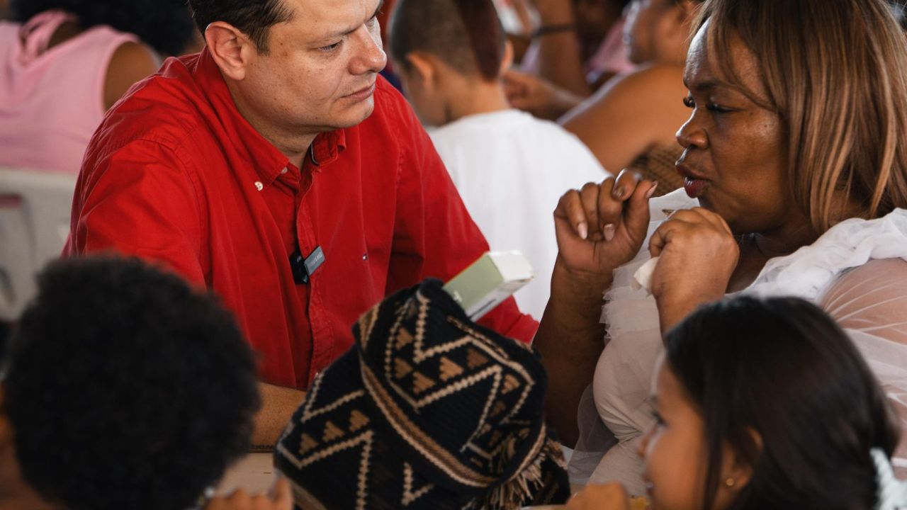 Juan-Carlos-Hidalgo-dialogando-con-partidarios-del-PUSC-1-2034x2048.jpeg