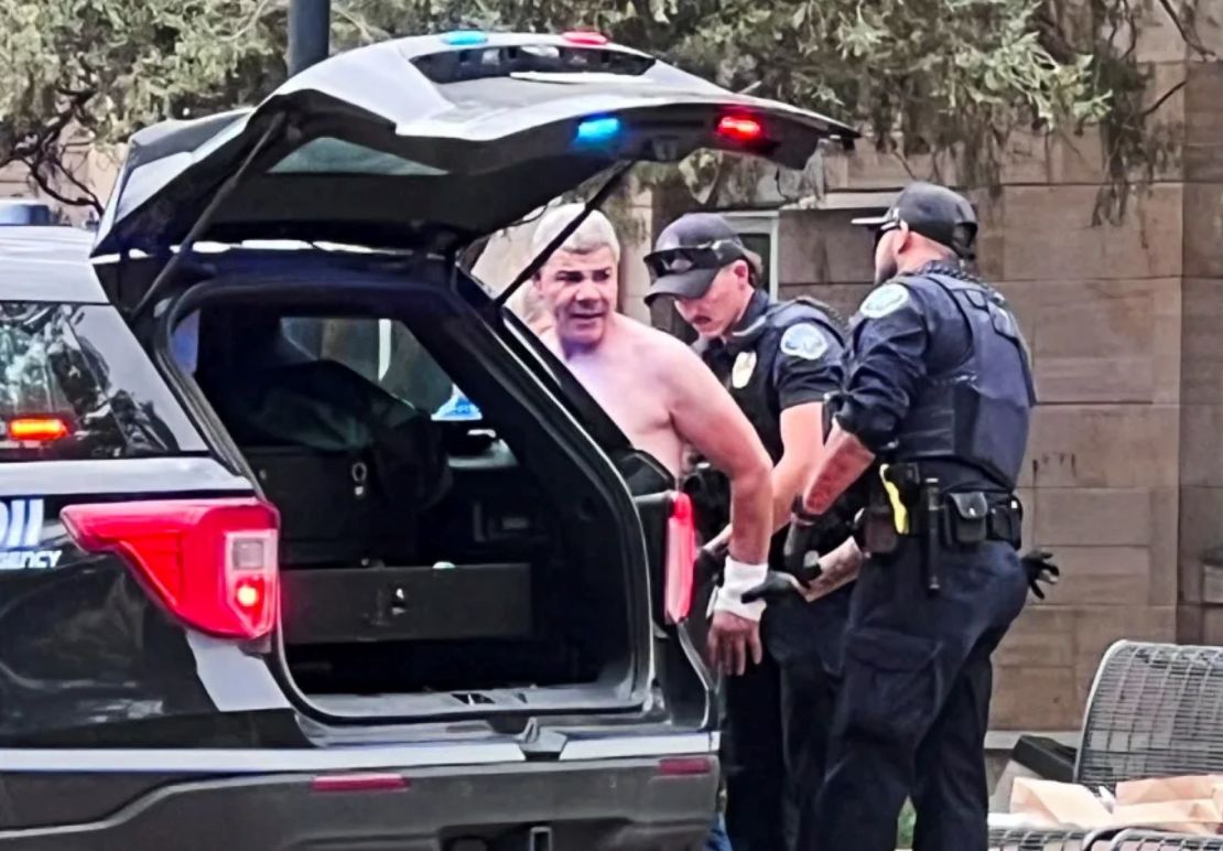 Agentes del orden detienen a un sospechoso en Boulder, Colorado, el domingo.
