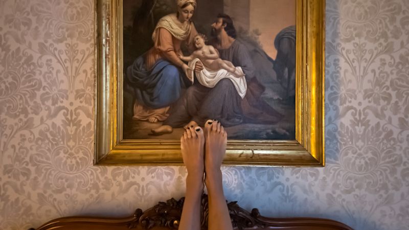 Горе крака: Игривият поглед на фотографа Юрген Телер върху вековния мит за плодородието