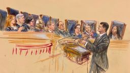 Este boceto del tribunal muestra a D. John Sauer, Procurador General de los Estados Unidos, hablando ante la Corte Suprema el 15 de mayo de 2025, durante los argumentos orales en un caso sobre la ejecución de la orden de ciudadanía por nacimiento del presidente Donald Trump.