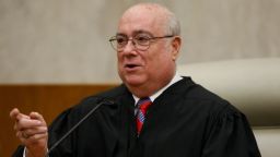 El juez Royce C. Lamberth aparece en la imagen durante una ceremonia en el tribunal federal de Washington el 1 de mayo de 2008.