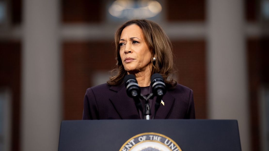 La vicepresidenta Kamala Harris hace una pausa mientras reconoce la derrota en la elección en la Universidad Howard el 6 de noviembre de 2024, en Washington.