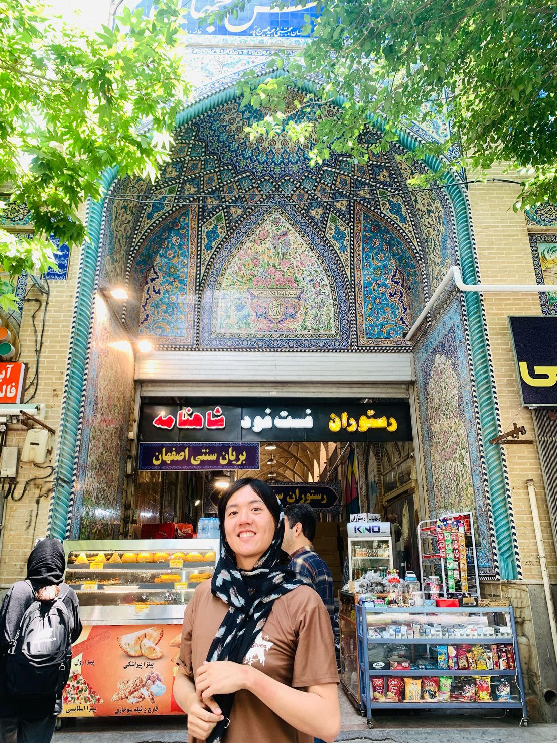 کانگ برای عکسی در مقابل یک رستوران سنتی Isfahan قرار می گیرد.