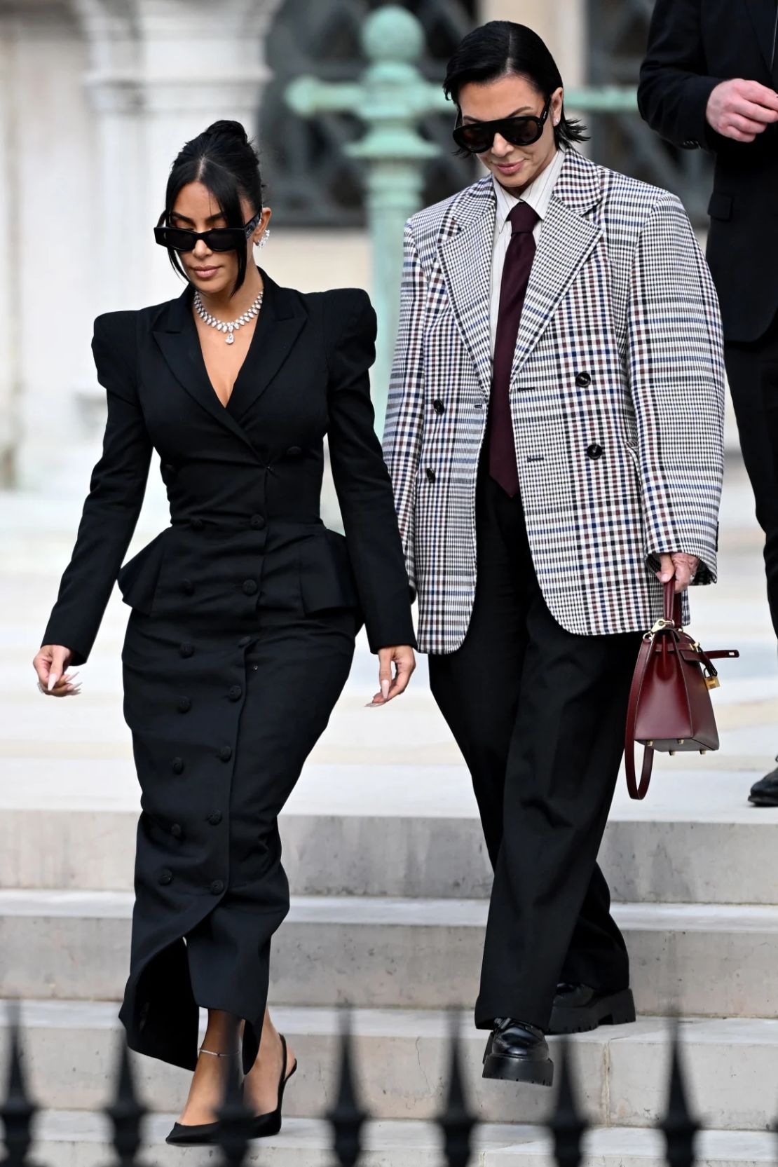 Accompanied by her mother Kris Jenner, the diamond necklace and the Ear Cuff type slopes of Kardashian stood out on a completely black skirt suit.
