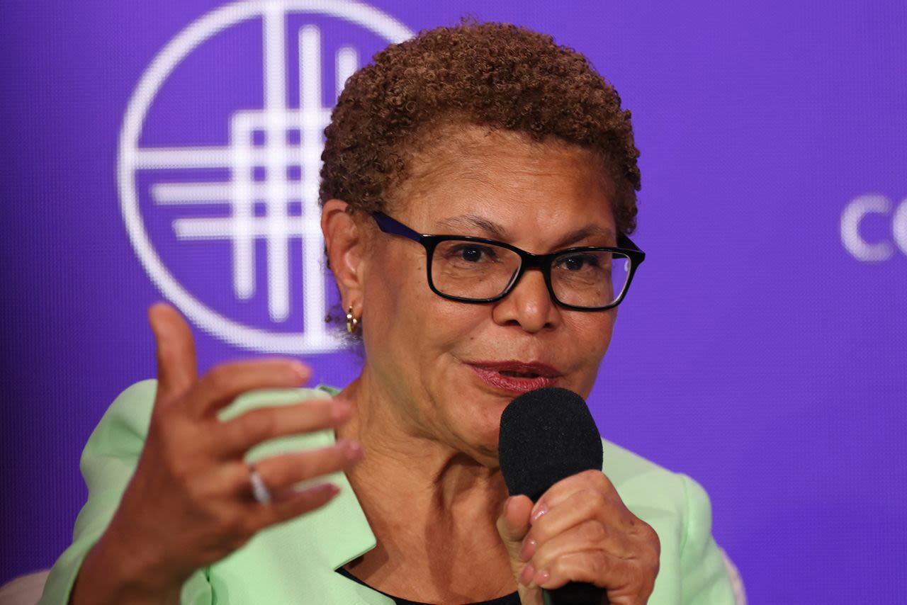 La alcaldesa de Los Ángeles, Karen Bass, habla durante una conferencia en Beverly Hills, California, el 7 de mayo.