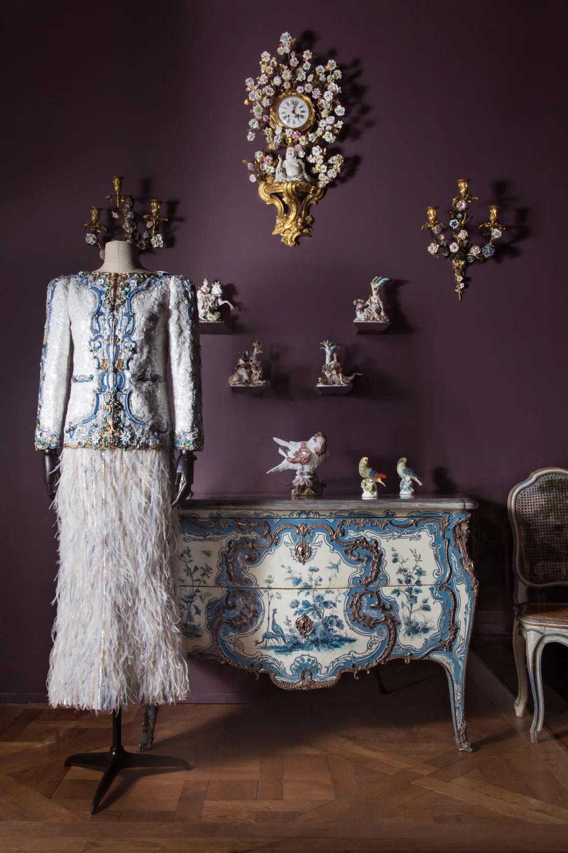 Karl Lagerfeld se inspiró en un ornamentado mueble azul y blanco.
