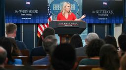 La secretaria de prensa de la Casa Blanca, Karoline Leavitt, habla durante la sesión informativa diaria en la Sala de Prensa Brady de la Casa Blanca en Washington, el 29 de mayo de 2025.
