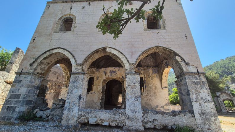 <strong>Main church:</strong> The town has a large church, which is still intact, but fenced off due to dilapidation.