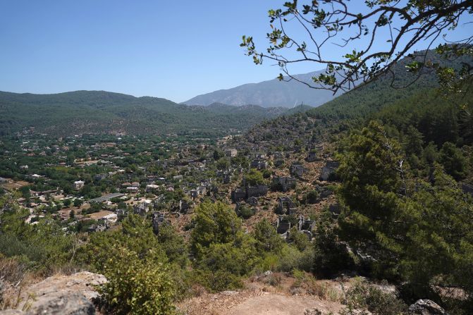 <strong>Impressive views:</strong> The town fills a valley, with impressive views of the buildings and the surrounding countryside visible from either side.