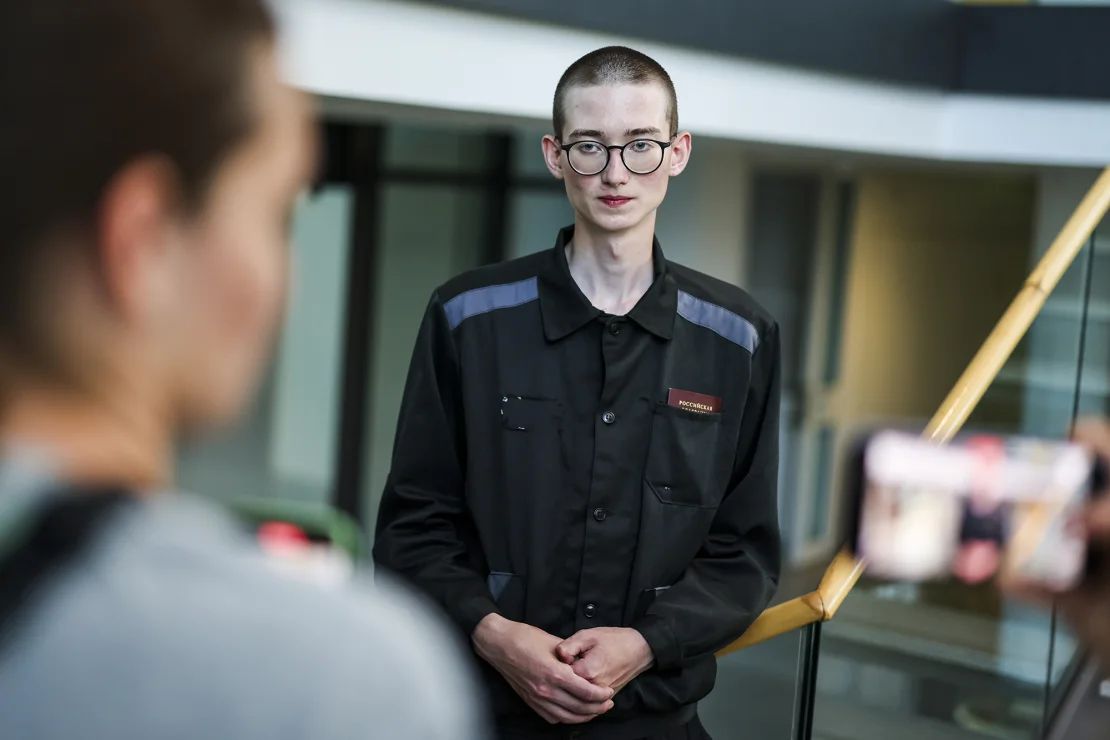 Kevin Lick, quien fue liberado en un intercambio de prisioneros, al margen de una conferencia de prensa organizada por la Fundación Contra la Corrupción en Bonn, Alemania, el 2 de agosto de 2024.